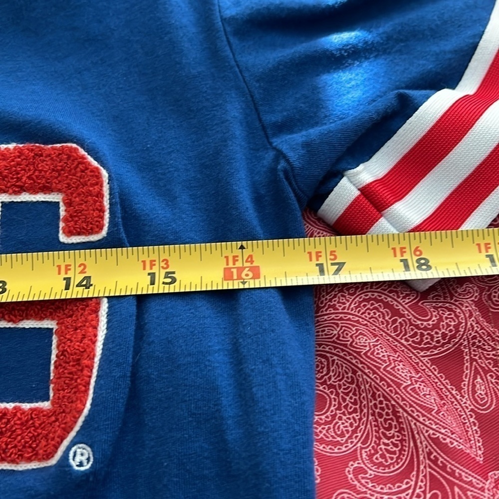 CHICAGO CUBS fan shirt. V-neck. Size medium.  Excellent condition - Picture 7 of 8